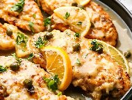 Рецепта Пилешки гърди с каперси, чесън и лимонов сос на тиган